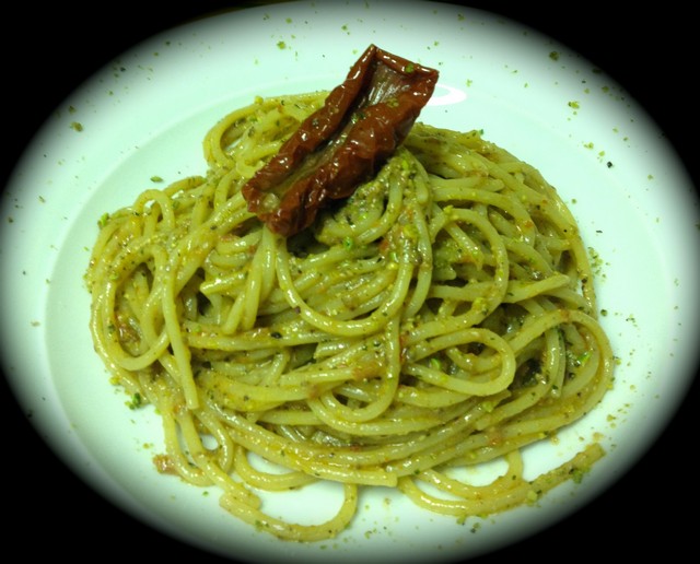 Spaghetti-pesto-pistacchioolive-taggiasche-e-pomodorini-secchi