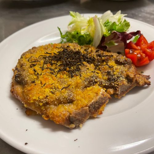 Bistecca di maiale in crosta di misto funghi con porcini e tartufo nero