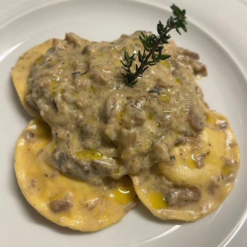 Cappelli del prete ripieni di grana e noci con crema di porcini