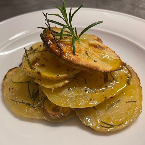 Patate a fette al forno con rosmarino fresco