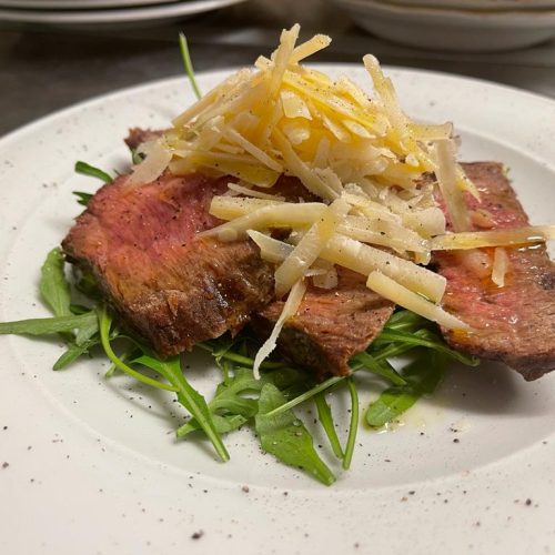 Tagliata di Manzo con rucola e scaglie di parmigiano 36 mesi