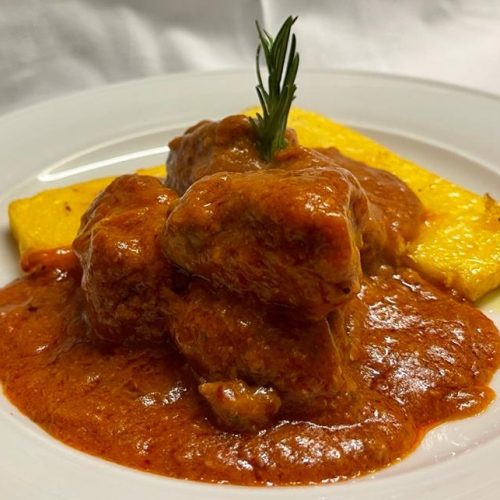 Spezzatino di cinghiale al sugo con polenta alla griglia