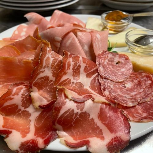 Selezione di Salumi Umbri e formaggi con miele e confettura