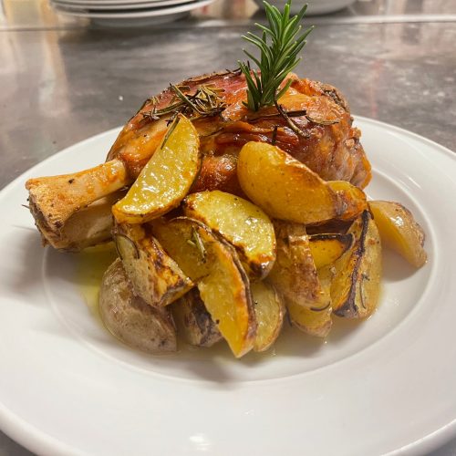 Stinco di maiale al forno con patate saporite