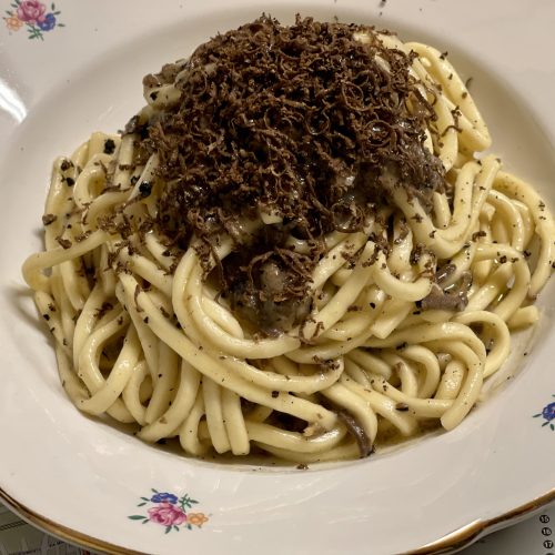 Stringozzi di pasta fresca con tartufo nero