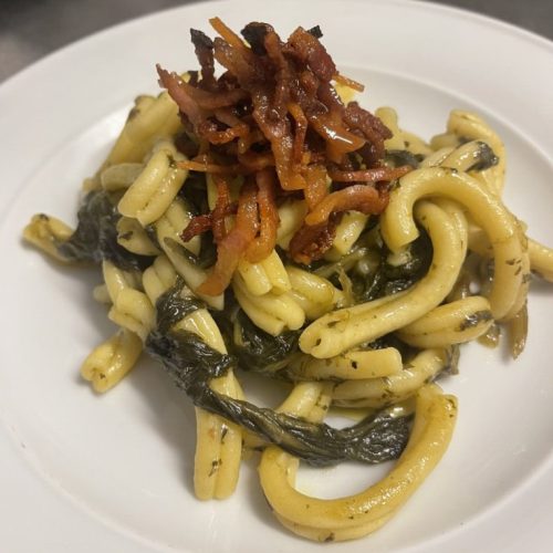 Umbricelli di pasta fresca con cime di rapa e guanciale umbro croccante